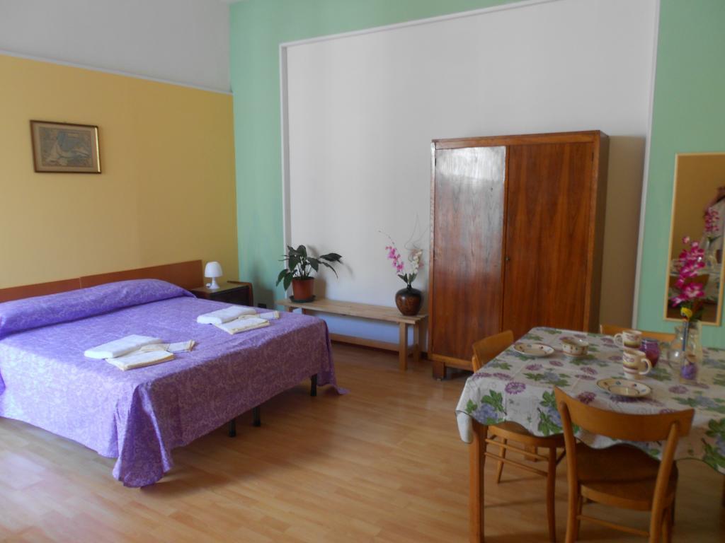 Camera Grande Matrimoniale/Doppia con Letti Singoli e con Bagno in Comune