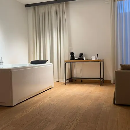 Glass House - Smart Rooms & Parking-2